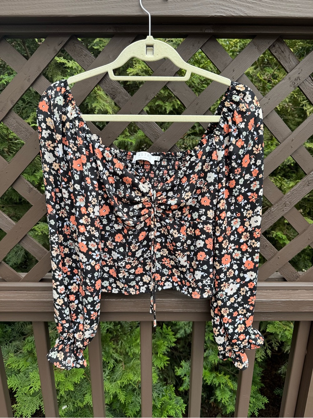 ASTR Black Floral Ruched Long-Sleeve Crop Blouse